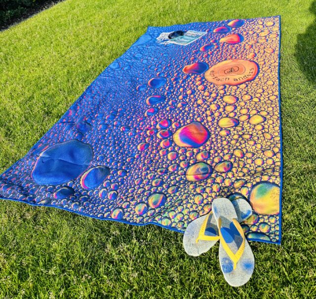 riesiges Strandtuch 2.10 x 1.20m mit verschließbarem Innenfach auf der Rückseite