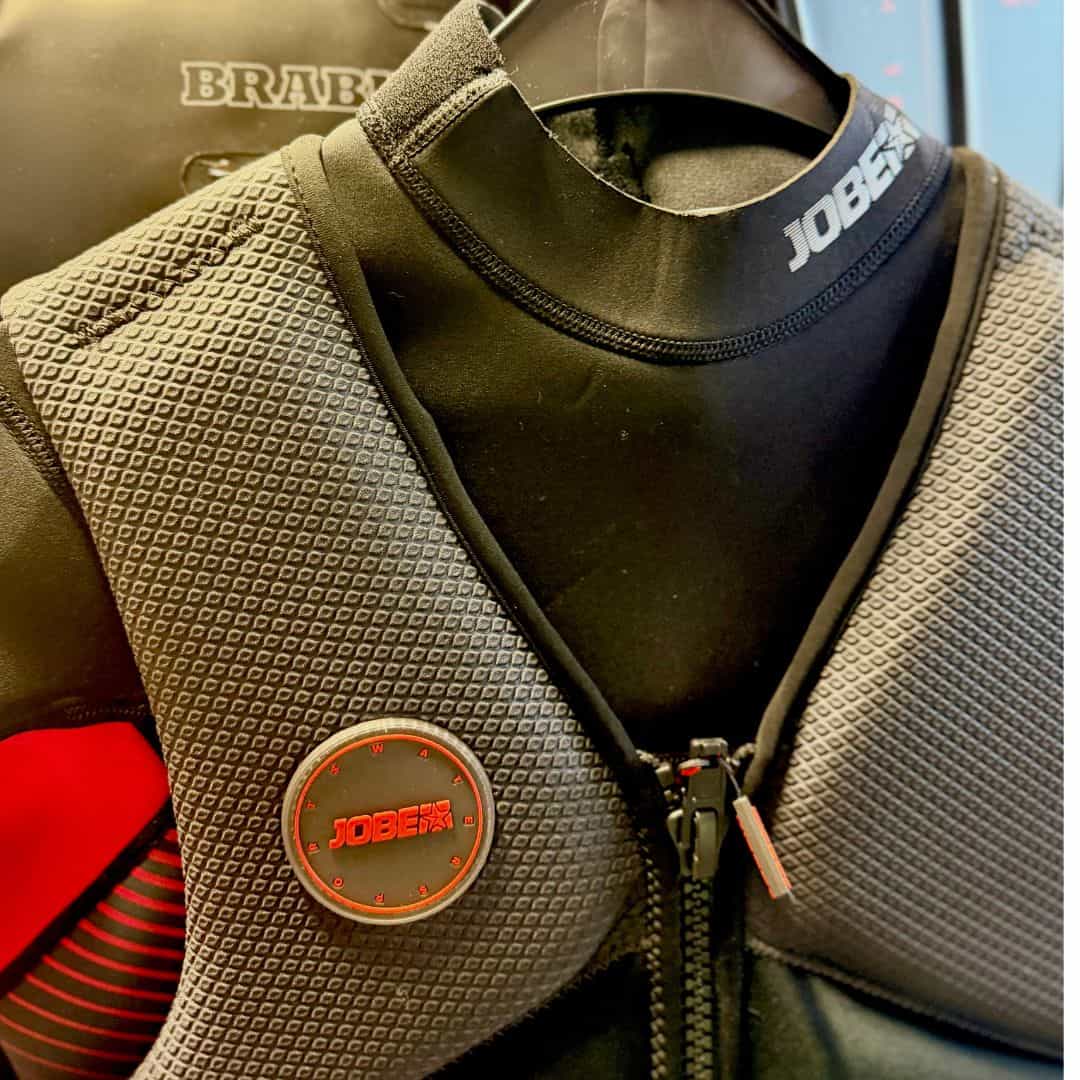 Hochwertiges BRABUS-JOBE Outfit für einen stilvollen und professionellen Look. Perfekt für Motorspor.