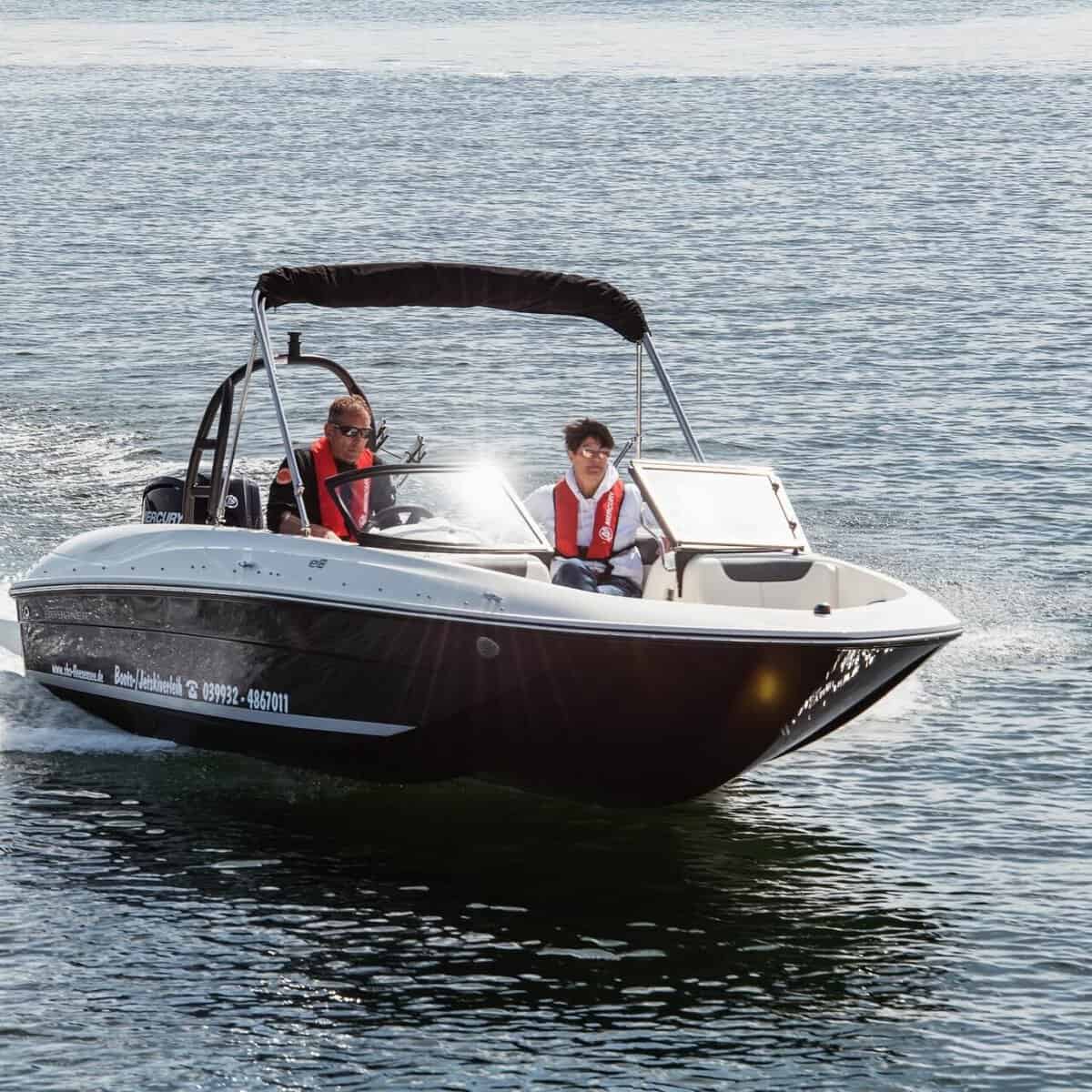 Boot mit Bayliner Element E16 auf dem Fleesensee, ideal für Wassersport und Freizeit.