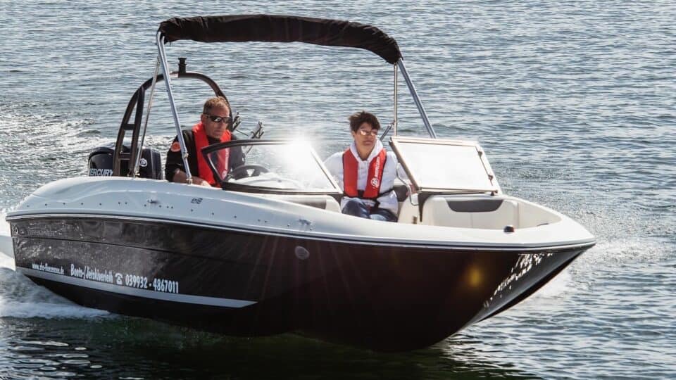 Boot mit Bayliner Element E16 auf dem Fleesensee, ideal für Wassersport und Freizeit.