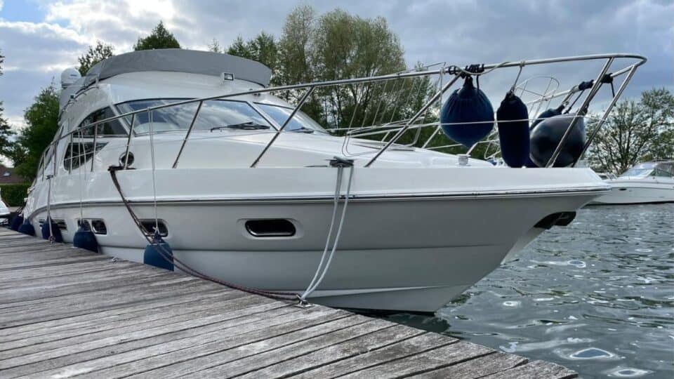 SEALINE F42/5 Fly - Luxuriöses Motorboot für den Fleesensee, ideal für Wassersport und Entspannung.