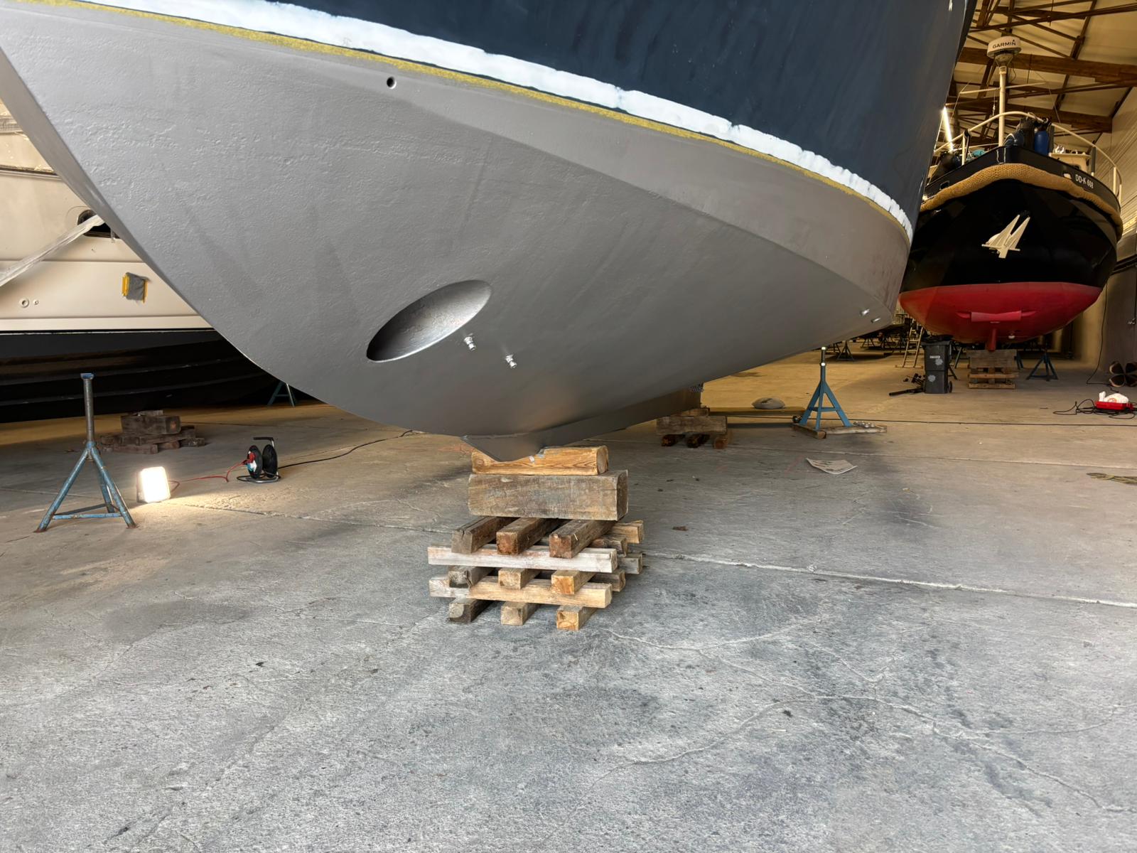 Boot im Trockendock am Fleesensee, Marina mit Liegeplatz und Bootshafen.